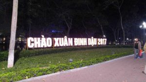 Trang trí tiểu cảnh bờ Hồ Hoàn Kiếm – Mừng Xuân Đinh Dậu 2017